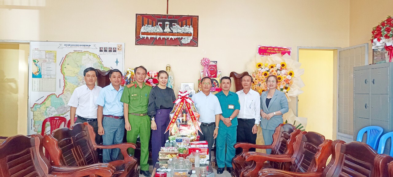 Đồng chí Nguyễn Thị Hồng Quế và lãnh đạo UBND, UBMTTQ, các ban ngành phường Long thủy trao quà chụp hình lưu niệm