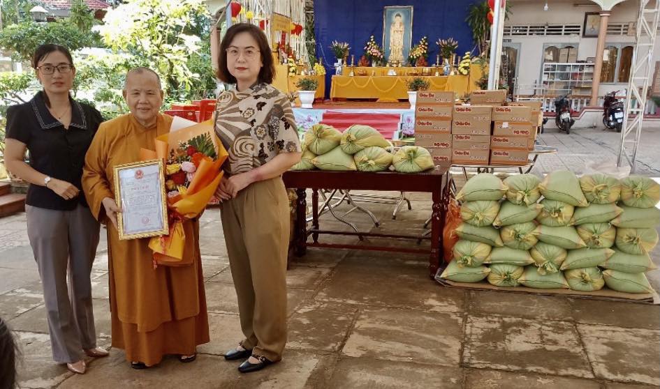 HỘI LHPN PHƯỜNG LONG THỦY TRAO TẶNG 20 PHẦN QUÀ CHO HỘ CẬN NGHÈO, PHỤ NỮ VÀ TRẺ EM CÓ HOÀN CẢNH KHÓ KHĂN TRÊN ĐỊA BÀN PHƯỜNG